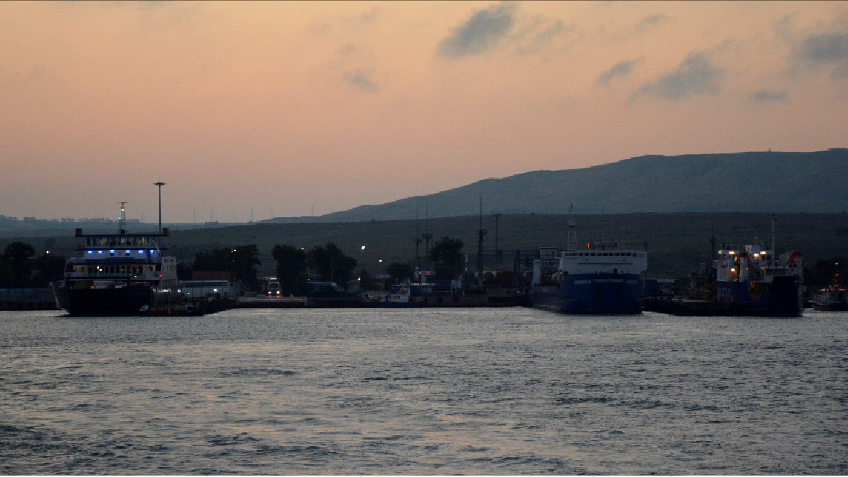 «Немає попиту»: Керченська поромна переправа і порт «Крим» припинили роботу